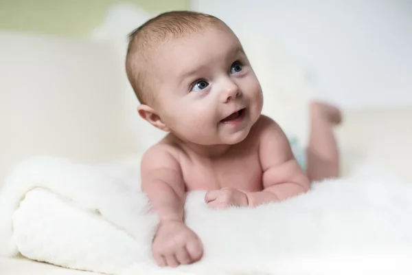 Retrato de um bebê rastejando na cama — Fotografia de Stock