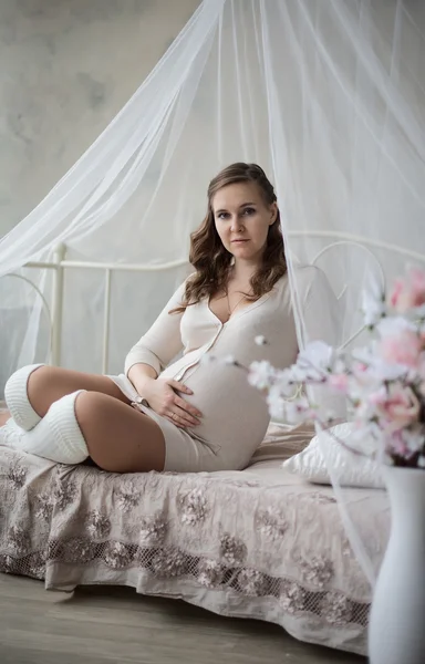 Gravidez, maternidade e futuro conceito de mãe feliz — Fotografia de Stock