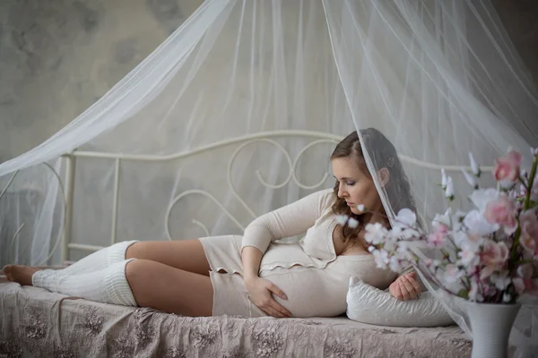 Gravidez, maternidade e futuro conceito de mãe feliz — Fotografia de Stock