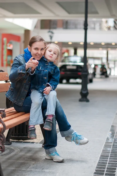 Bella madre e piccola figlia che camminano insieme — Foto Stock