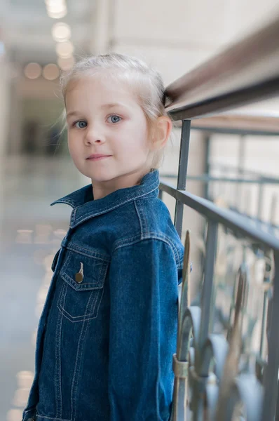 Meisje met boodschappentassen in Shopping Mall. Shopper. Verkoop. Winkelcentrum — Stockfoto