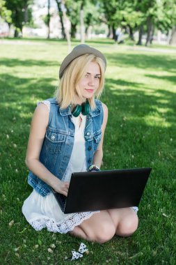 Oturan karışık yarış üniversite öğrencisi