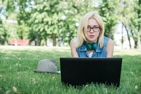 Student van gemengd ras zitten — Stockfoto