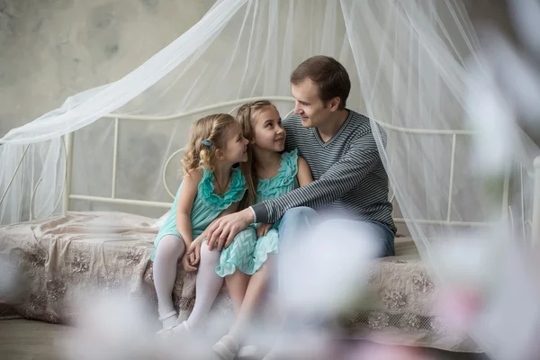 Sopra la testa vista di una giovane madre incinta — Foto Stock