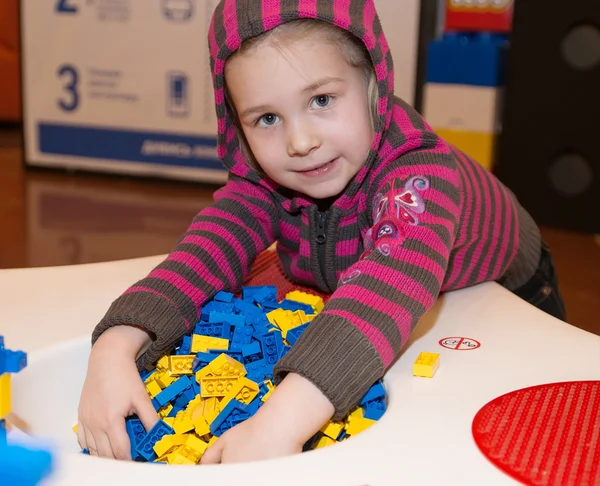 Little girl playing building blocks — Stock Photo, Image