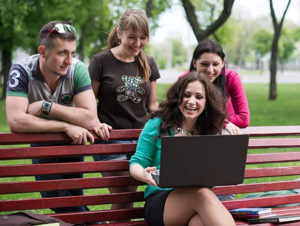 Grupp unga Collegestudenter använder laptop — Stockfoto