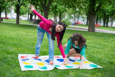 öğrenci park twister oyna