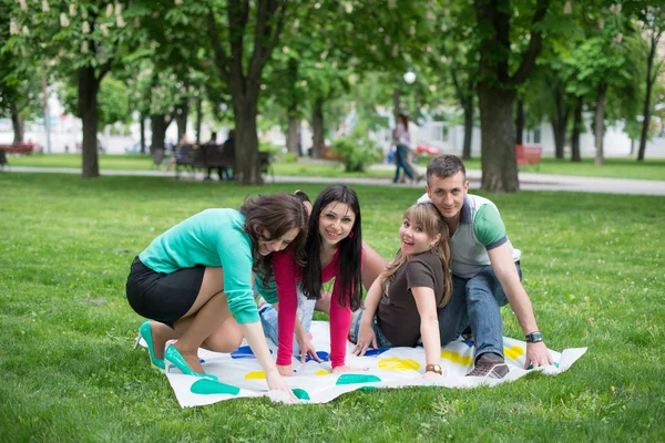Los estudiantes juegan un juego en el parque twister — Foto de Stock