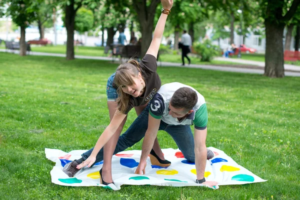 Студенты играют в игру в парке. Стоковое Изображение