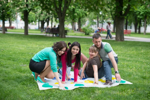 Studenten spelen een spel in de park twister — Stockfoto