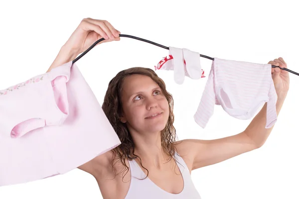 Mujer con marido colgar lavandería — Foto de Stock