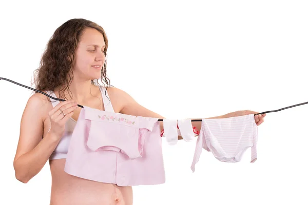 Perjudicar a la mujer embarazada con ropa de bebé — Foto de Stock