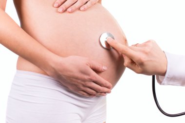 Doktor hamile kadın stetoskop ile kontrol Close-Up