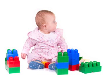 çocuk çocuk beyaz arka plan üzerinde blok oyuncaklar ile oynama