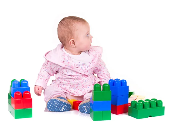 Niño niño jugando con bloque juguetes sobre fondo blanco — Foto de Stock