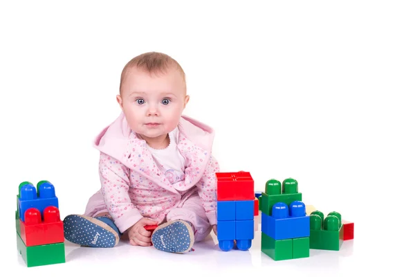 Bambino ragazzo giocare con blocco giocattoli su sfondo bianco — Foto Stock