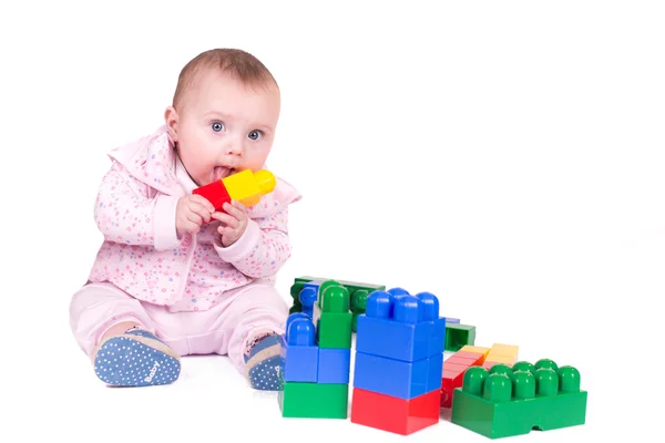 Kind jongen spelen met blok speelgoed op witte achtergrond Rechtenvrije Stockfoto's