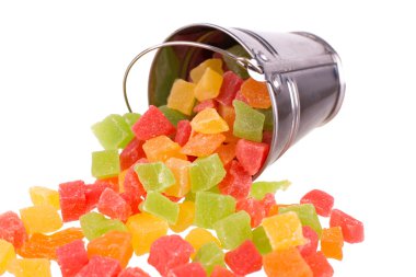 küçük bir demet beyaz bir arka plan üzerinde renkli meyve şekerlenmiş