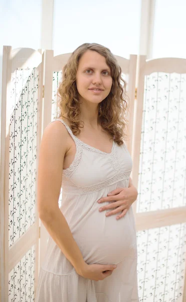 年轻孕妇的画像 — 图库照片