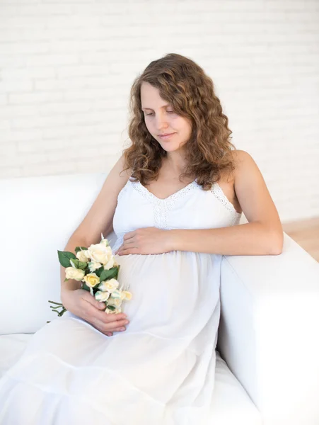 Bela mulher grávida olhando para sua barriga — Fotografia de Stock