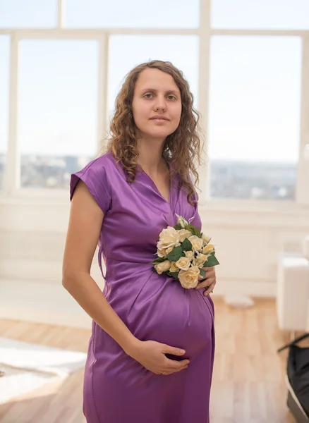 Långhåriga ganska gravid kvinna — Stockfoto