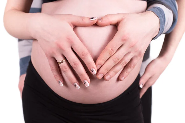 गर्भवती स्त्री आणि तिच्या पतीचे हृदय आकाराचे हात — स्टॉक फोटो, इमेज