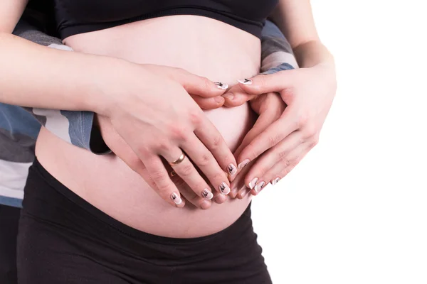 심장 모양의 임신한 여자와 그녀의 남편의 손에 — 스톡 사진