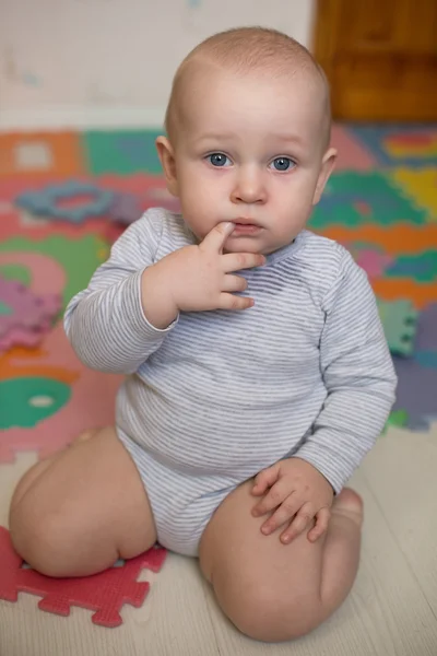 Bambino seduto sul sacerdote e il dito in bocca — Foto Stock