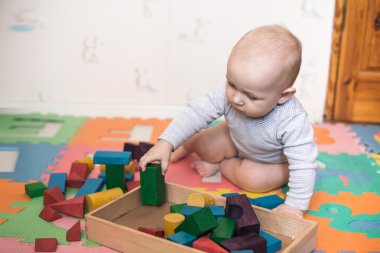 çocuk oyuncak legolarla oynuyor