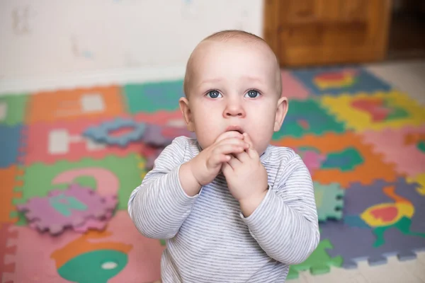 Retrato de um bebê rastejando na cama — Fotografia de Stock