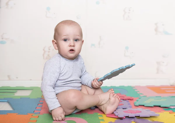 Bambino gioca con blocchi di giocattoli — Foto Stock