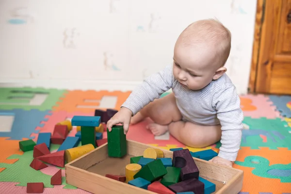 Bambino gioca con blocchi di giocattoli — Foto Stock