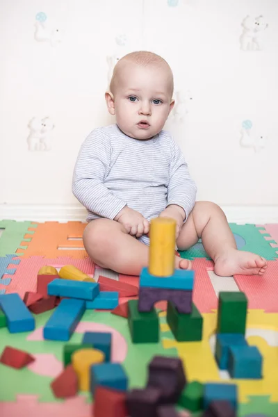 Bambino gioca con blocchi di giocattoli — Foto Stock