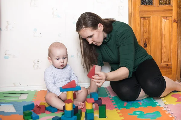 Lindo bebé jugando con su madre — Foto de Stock