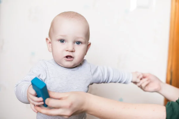 Bambino gioca con blocchi di giocattoli — Foto Stock