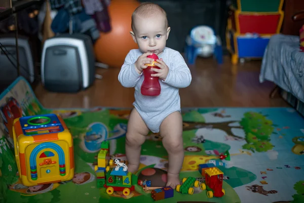 Retrato de niño bebiendo vaso de agua — Foto de Stock