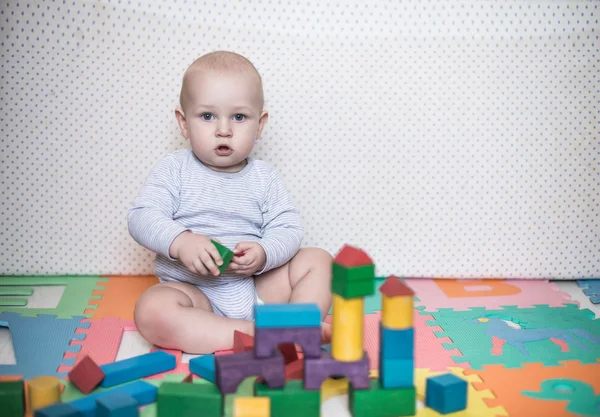 Niño juega con bloques de juguete — Foto de Stock