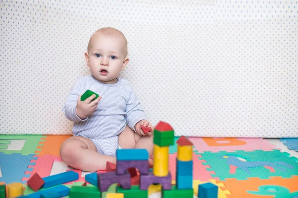 Bambino gioca con blocchi di giocattoli — Foto Stock