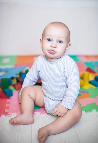 Schönes Baby zeigt die Sprache — Stockfoto