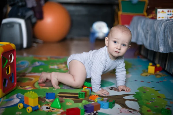 Sida utsikt över vackra krypa baby Stockbild