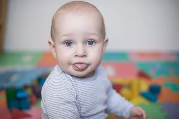 Vacker baby visar språk Stockfoto