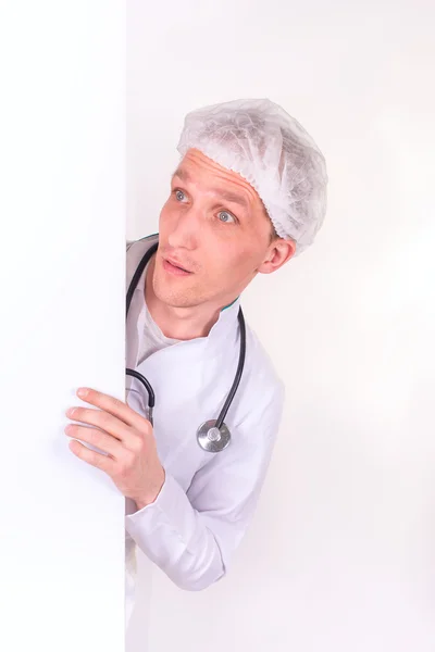 El doctor está apuntando algo en un cartel de cartón en blanco — Foto de Stock