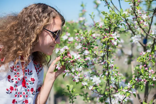 Beautiful natural woman in the garden of apple — Stock Photo, Image