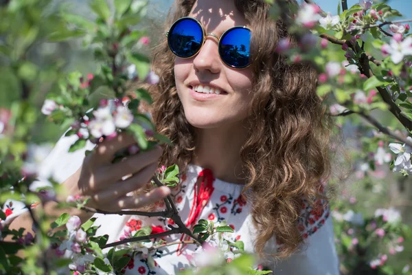 Vacker naturlig kvinna i trädgården av äpple — Stockfoto