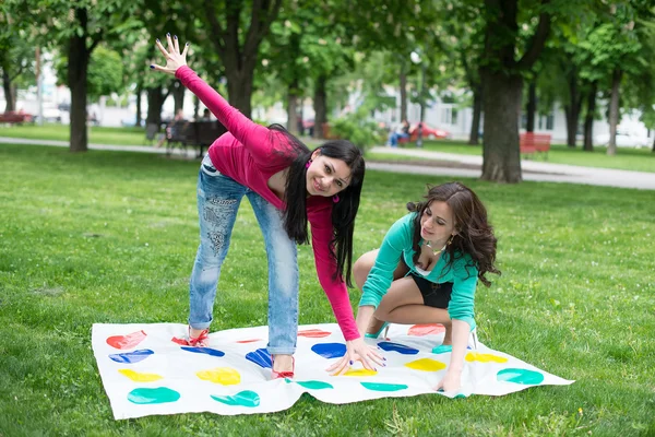 Studenten spelen een spel in de park twister, mooie, indoor, kleine, gelukkig, kleuterschool — Stockfoto