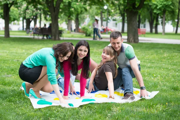 Studenten spelen een spel in de park twister, mooie, indoor, kleine, gelukkig, kleuterschool — Stockfoto