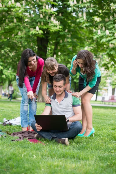 Grupo de Estudantes Adolescentes no Parque com Computador — Fotografia de Stock