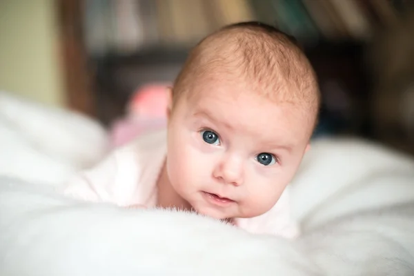 Sonriente bebé mirando a la cámara debajo — Foto de Stock