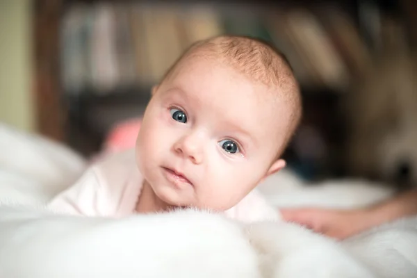 Sonriente bebé mirando a la cámara debajo — Foto de Stock