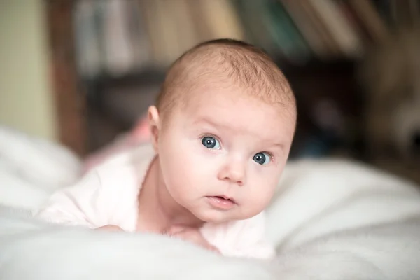 Sorrindo bebê olhando para a câmera sob Imagem De Stock